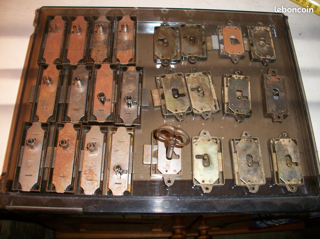 Clés diverses (anciennes , meubles , maison , auto,… laiton , alliage ,métal,..), serrures poignées,... (image 20)