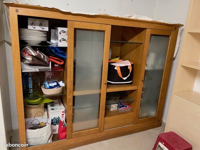 Grand meuble TV avec 2 colonnes vitrine, en bois massif (chêne clair) du fabricant Ernest Ménard. Etat neuf. Acheté 3000 euros, sacrifié à 400 Euros (image 2)