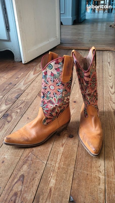 Paire D'étriers Western En Cuir Fait Main - Motifs Fleurs - Fabrication Inde