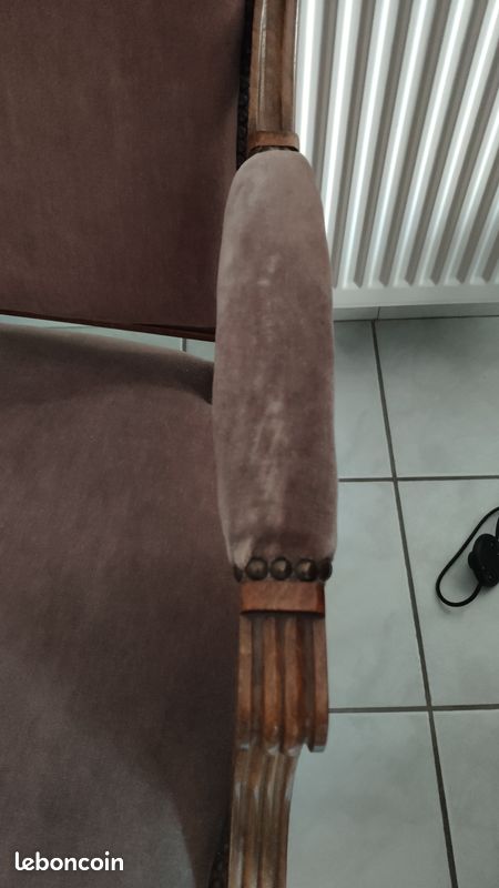 Beau et large fauteuil de style Louis XVI (image 5)