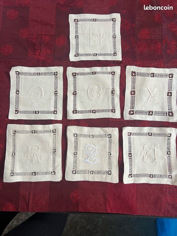 Lot de sachet carré, brodé avec initiales, neuf (image 1)