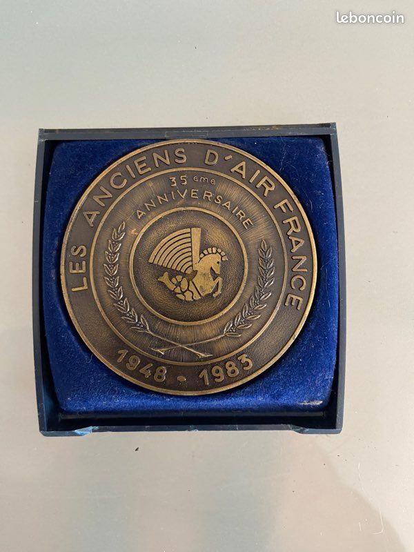 Médaille D'or Avec Ruban Rouge Symbole De Diplôme De Garantie De