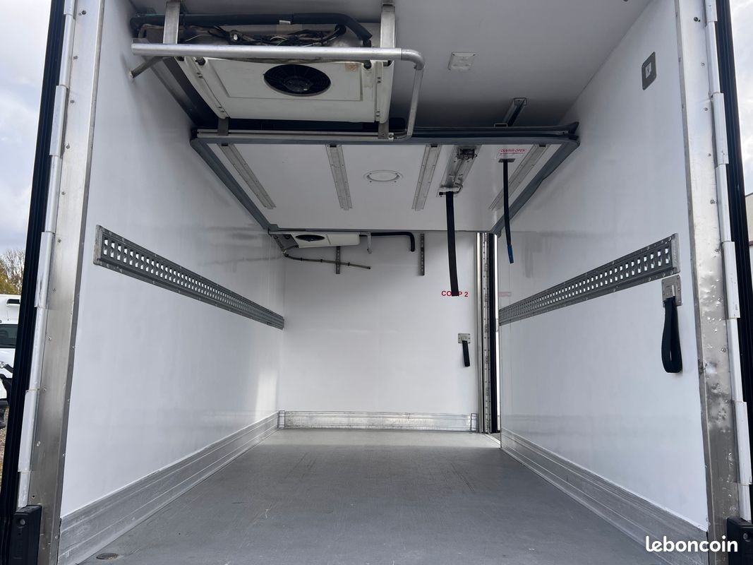 IVECO DAILY 35C14 Châssis Cabine Roues Jumelées 2.3 L 140 Ch EURO 6 BVM6 Frigorifique Bi-Température avec Porte latérale, Clim, Coupe vent et Cloison amovible - / Frigo Route et Secteur 380 Volts (image 4)
