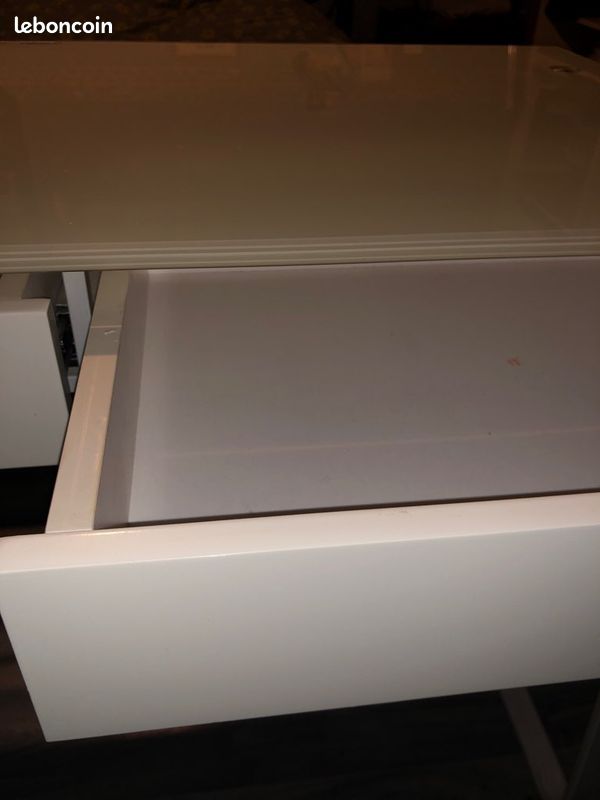 Bureau (image 1)