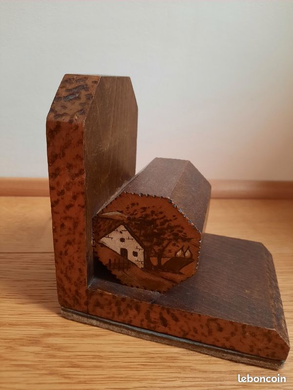 BOÎTE ronde en bois sculpté représentant un Basque