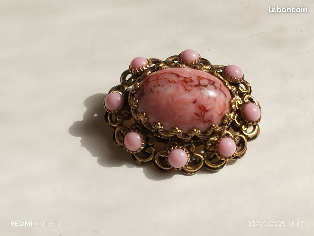 Broche Ancienne – Bijou Vintage Sans Marque – Élégance Rétro