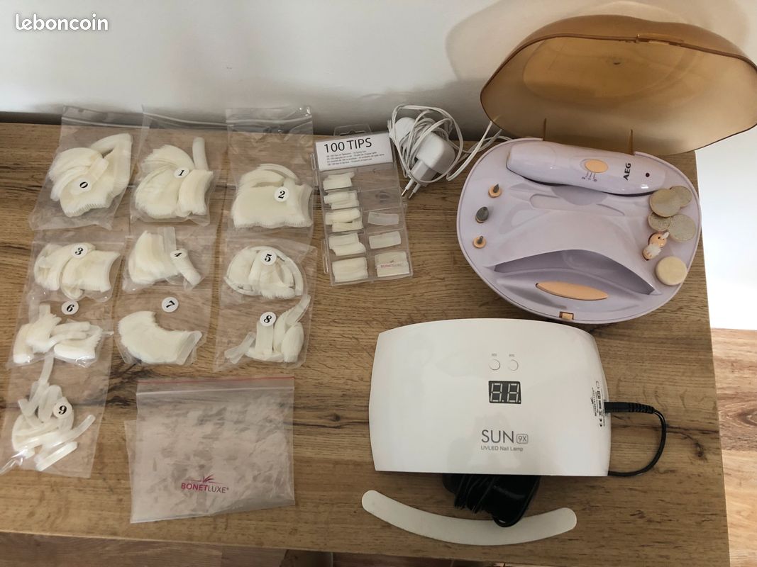 Set manucure, ponceuse et lampe UV (image 1)