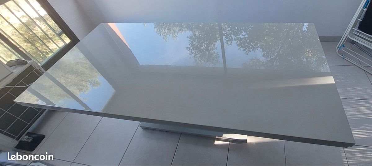 Table grise à récupérer sur place (image 3)