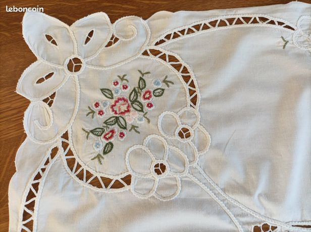 Nappe carrée vintage brodée à la main nappe ancienne