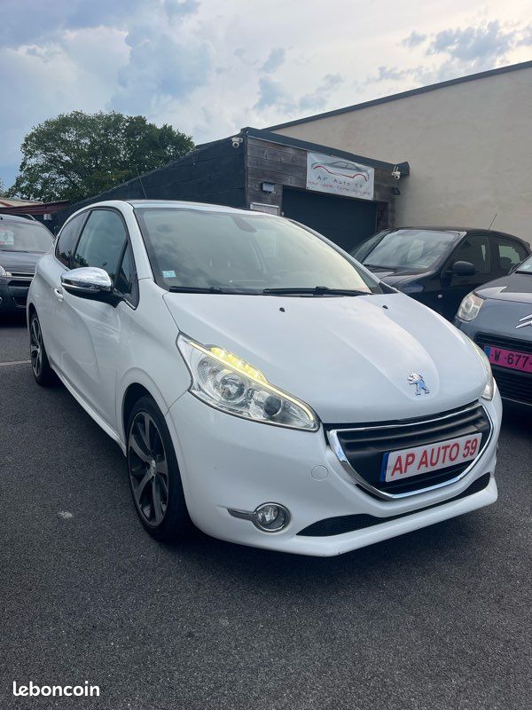 PEUGEOT 208 1.6 e-HDi 92ch BVM5 Feline , berline, blanc, 5 cv, 3 portes (image 2)