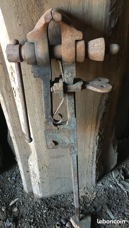 Vente de 2 étaux de menuisier en fer forgé, sur pied (et à appliquer contre l'établi) (image 1)