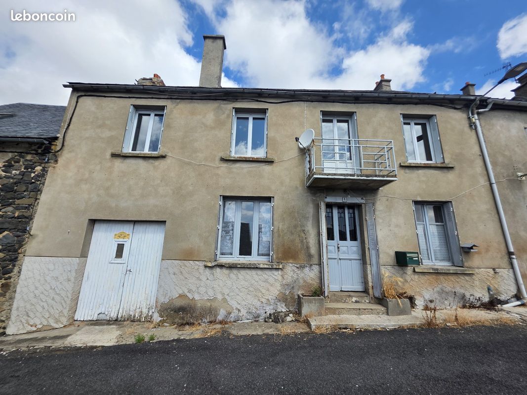 Maison 5 pièces 110 m² · à Apchon · 110 m² · 40 000 €