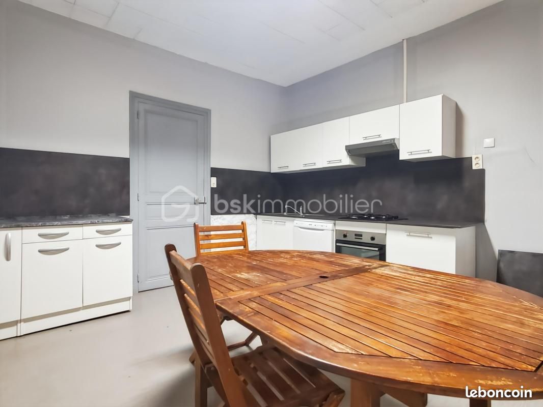 Maison 8 pièces 205 m² · à Chef-Boutonne · 205 m² · 98 000 €