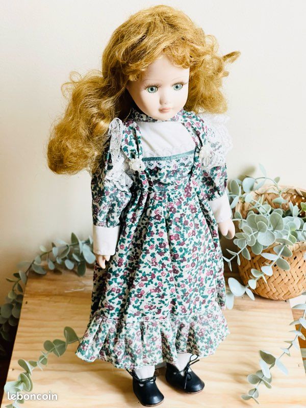 Poupée Ancienne En Porcelaine, Demi-figure Avec Robe En Dentelle Vintage