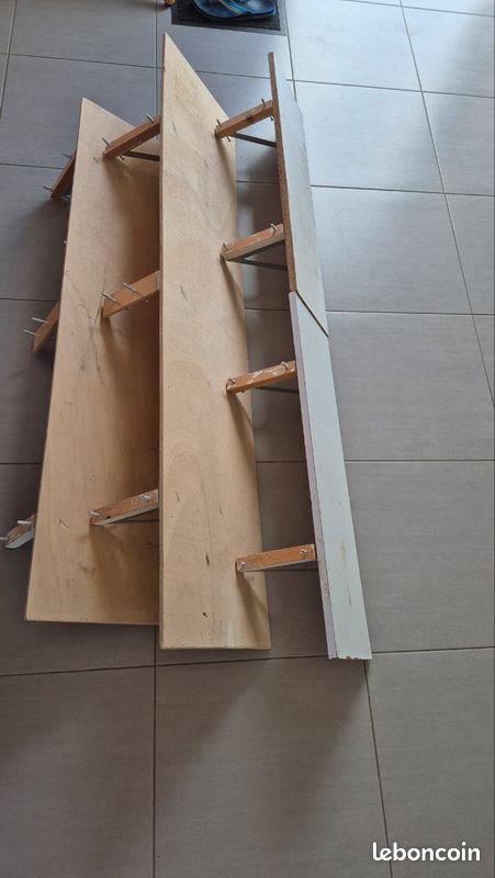 Étagères en bois avec équerres (image 2)