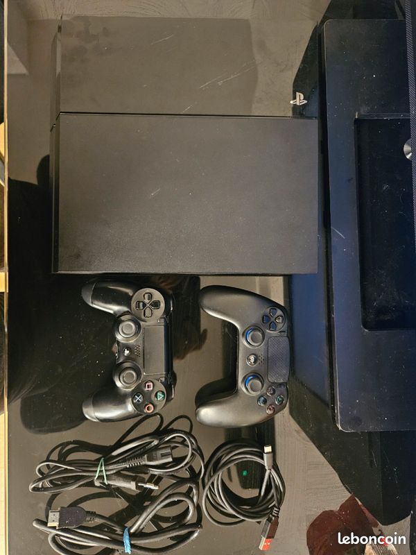 Ps4 avec deux manettes (image 1)
