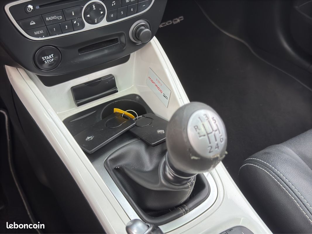 RENAULT MEGANE III COUPE dCi 130 FAP eco2 Monaco GP Euro 5 (image 19)