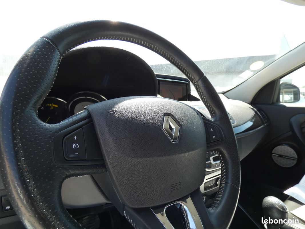 RENAULT MEGANE III BERLINE dCi 110 FAP Energy eco2 Bose (image 23)