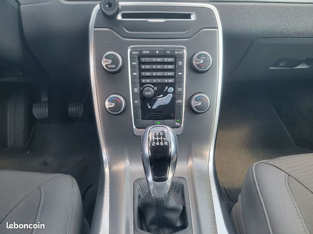 Volvo v70 2l diesel 120ch 2016 (image 13)