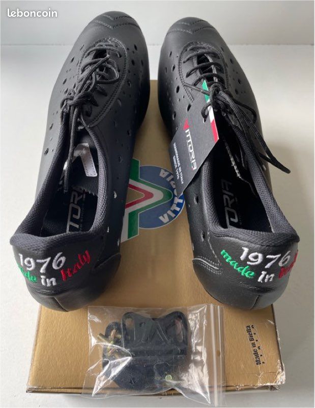 PAIRE DE CHAUSSURES CYCLO VITTORIA CLASSIC 1976 P.49 POUR CALES SPD NEUVE