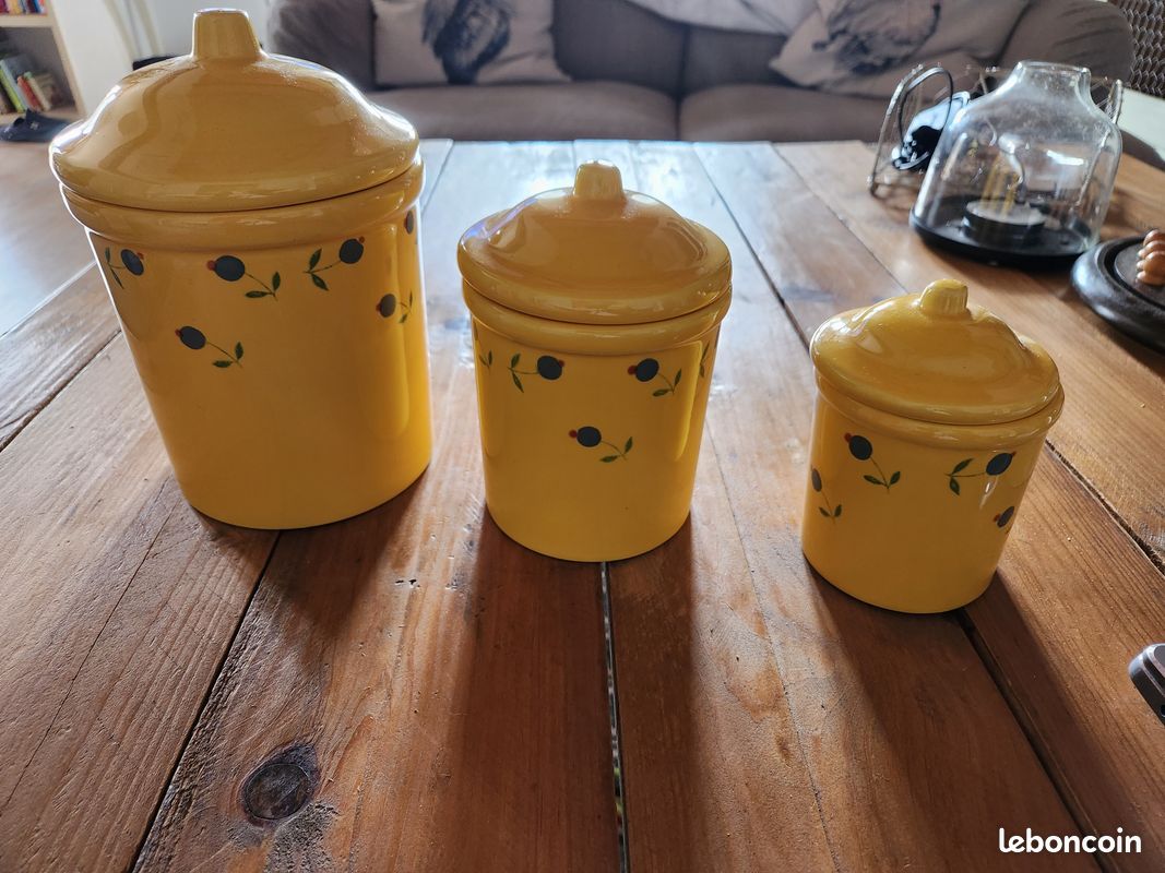 Pots (image 1)