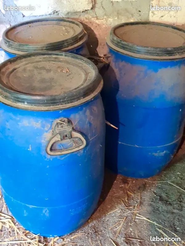 Lot de 3 futs de 60 litres TBE contenu que du blé (image 2)