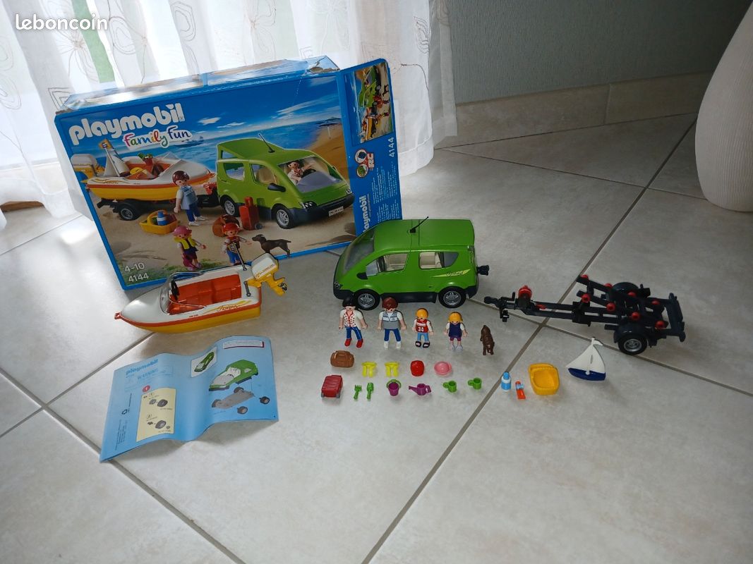 Playmobil Voiture Familiale 9404 – Voiture Avec Coffre, Sièges & 3 Personnages – Parfait Pour Le Shopping En Famille