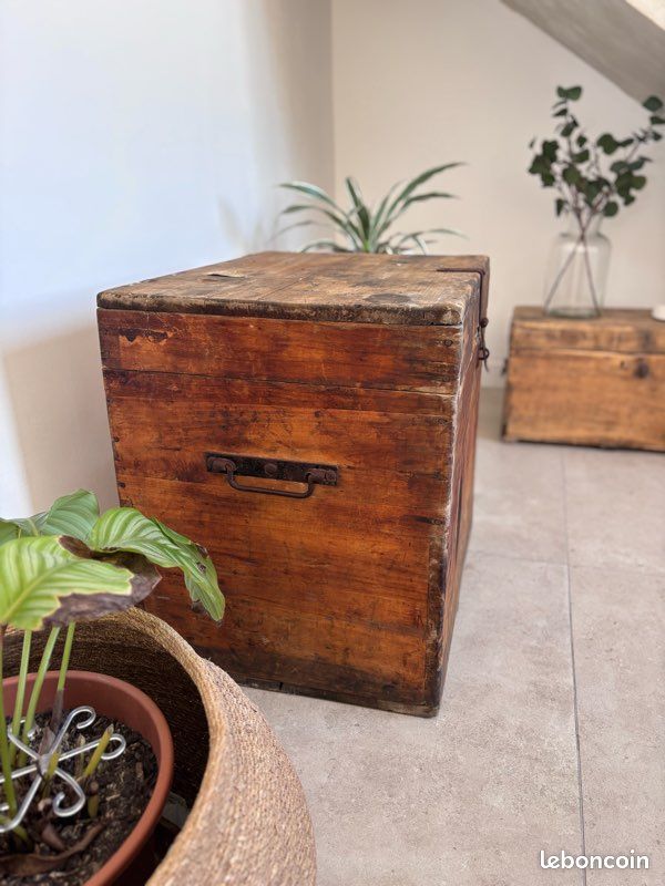 Grande malle ancienne en bois dessus bombé vintage Grande malle ancienne en bois dessus bombé vintage