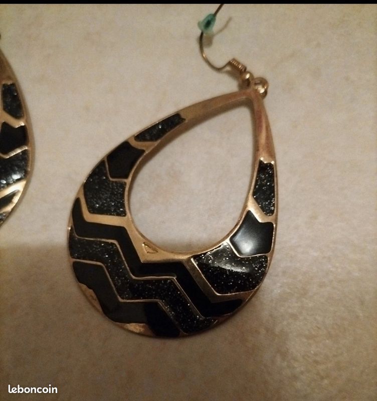 Boucles d'oreilles noir à paillettes et dorées (image 2)