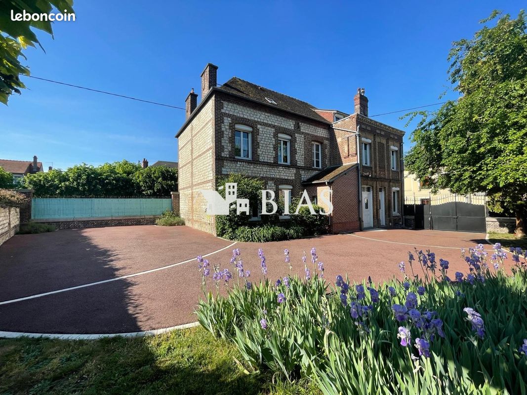Maison 7 pièces 236 m² · à Saint-Aubin-lès-Elbeuf · 236 m² · 374 900 €