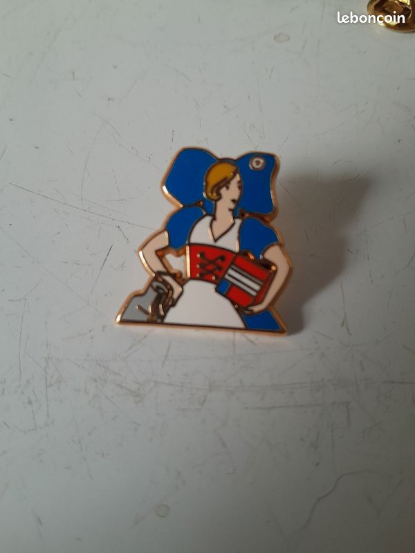 P4) PINS PIN'S Lapel Badge Vintage Collection Pub Chocolat Tablette Lindt Bleu EUR 1,00 - FR