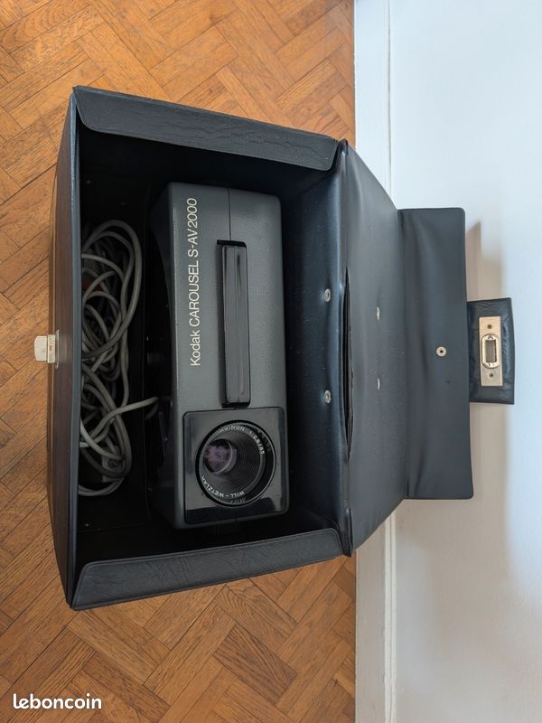 Vends projecteur diapositives Kodak Carousel S-AV 2000 (image 1)