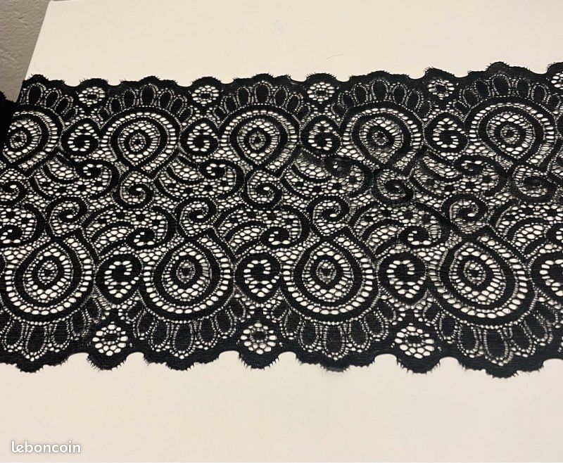 Grande dentelle noire extensible, prix au m, 18cm d’épaisseur (image 2)