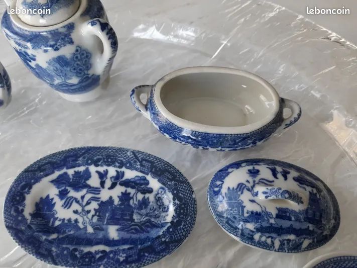 Ancienne dinette de poupée en porcelaine décor de fleur