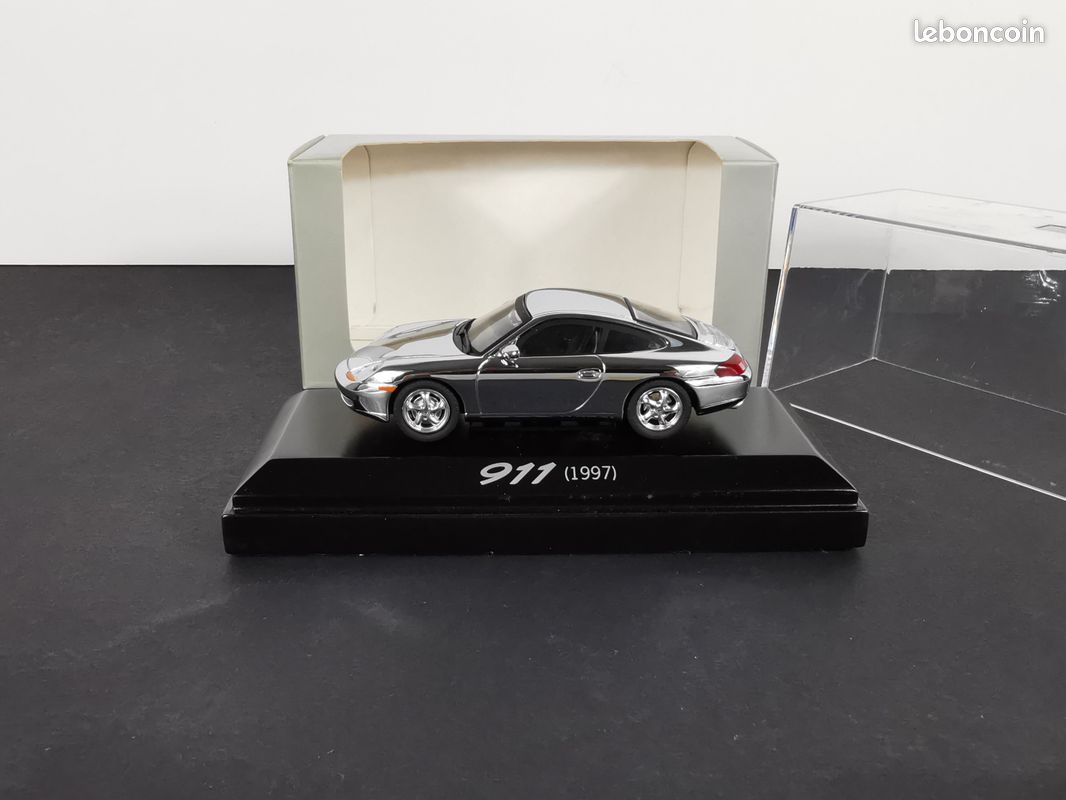 Porsche 911 (996) Carrera de 1997 chromée 1/43 Minichamps (boîtage
