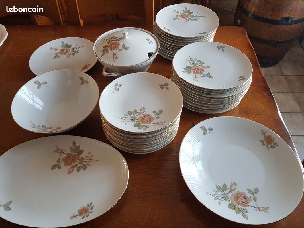 Service vaisselle 42 pièces fleuri en porcelaine allemande –