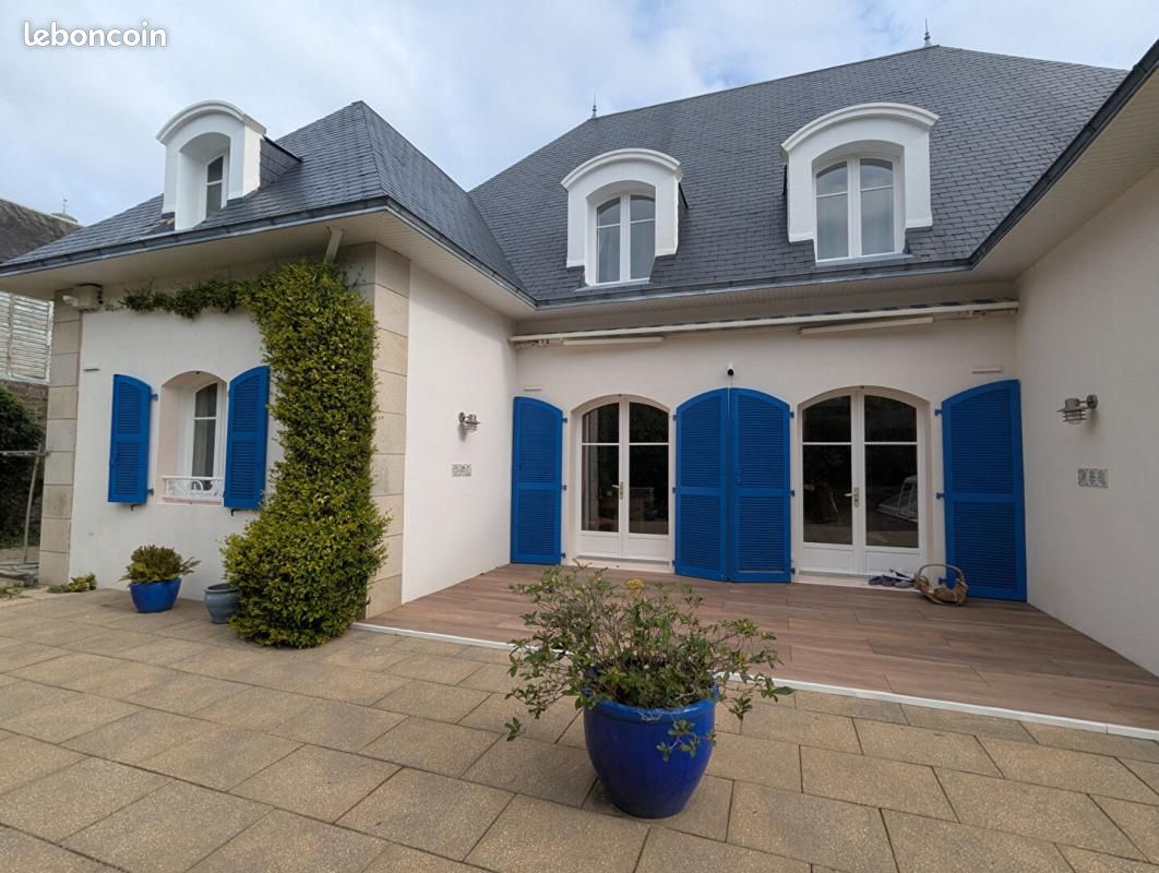 Maison 9 pièces 245 m² · à Lampaul-Guimiliau · 245 m² · 495 000 €
