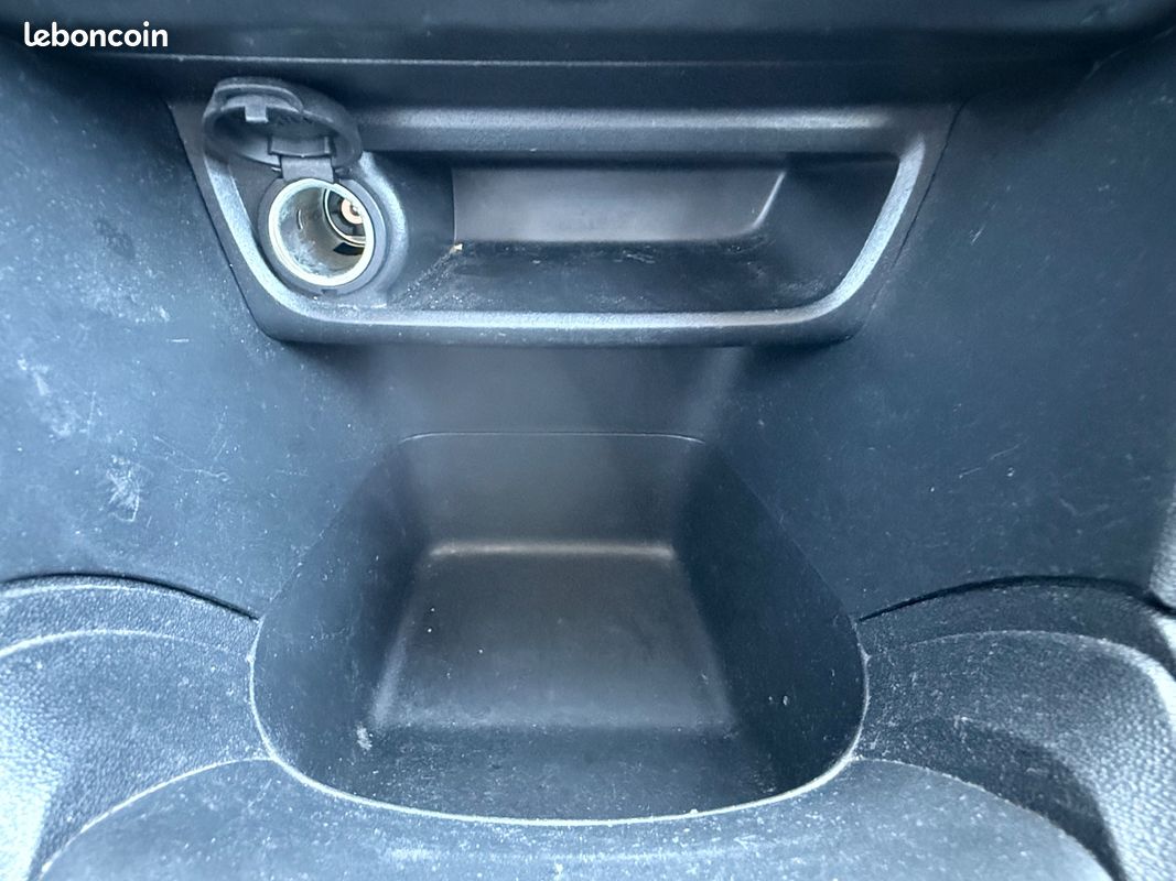 Peugeot 208 1.6 bluehdi 75ch premium (image 30)