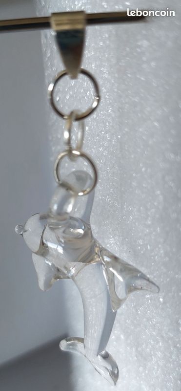 Pendentif dauphin en verre transparent, hauteur totale 5 cm (image 1)