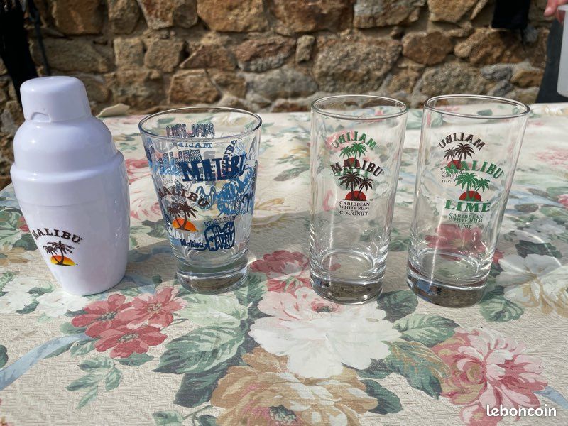 Lot 3 verres malibu et shaker (image 1)