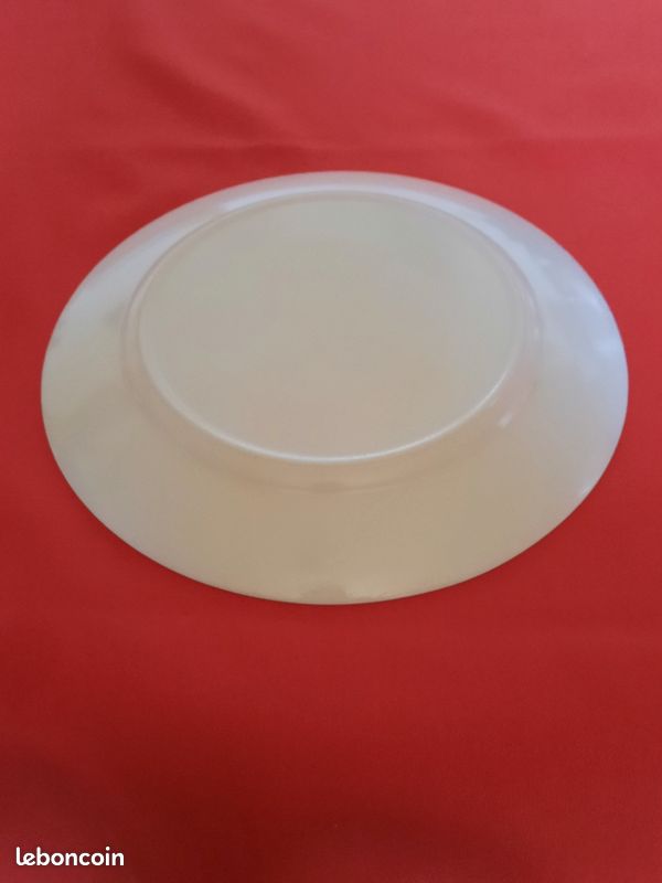7 assiettes en arcopal avec un liseret rouge (image 3)