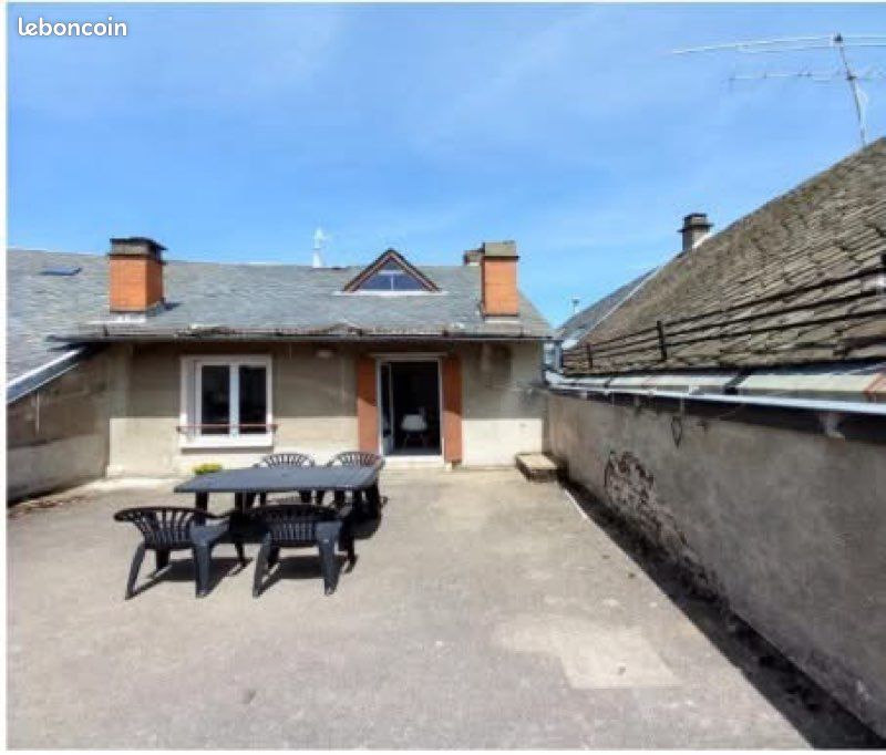 Maison 10 pièces 183 m² · à Tauves · 183 m² · 70 000 €
