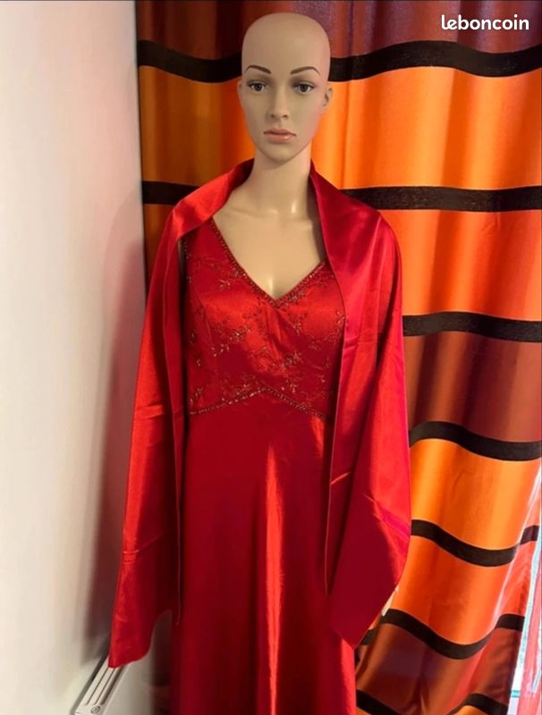 Robe de soirée longue rouge satinée avec étole assortie - Taille M (38) (image 12)