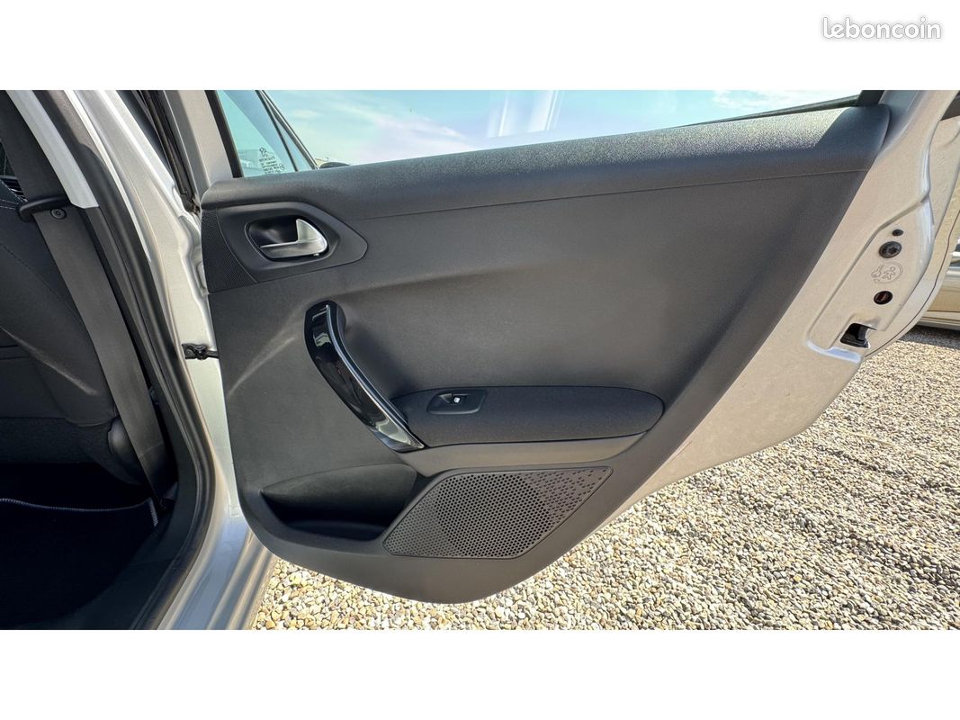 PEUGEOT 208 1.2i 12V - 82 Style (image 16)