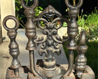 Serviteur de cheminée ancien en fer et fonte d