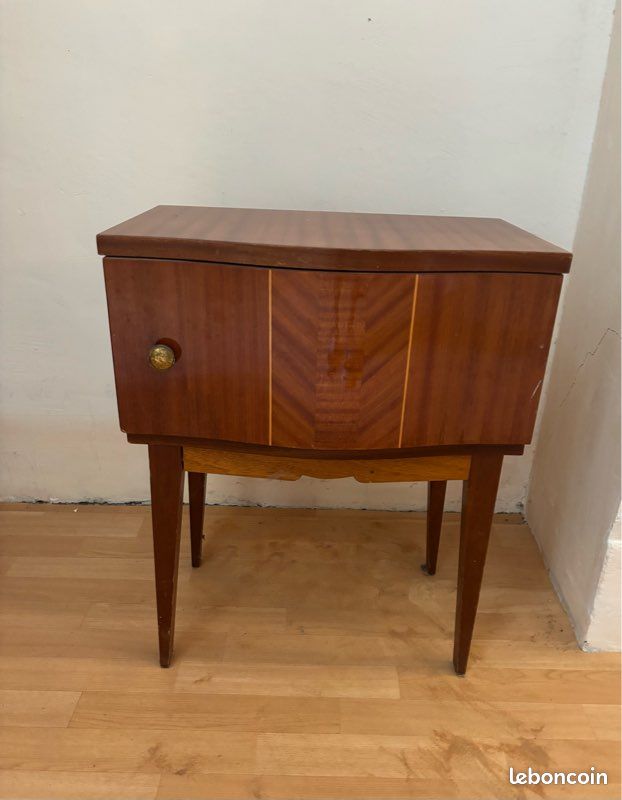 Table de chevet vintage en bois assortie à l'armoire (image 1)