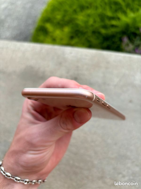 IPhone 8 rose doré (image 4)