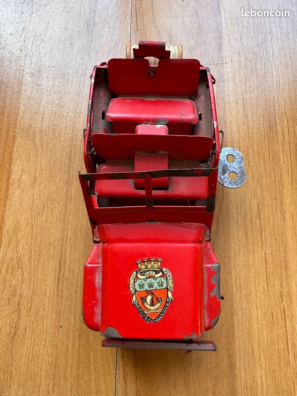 ANCIEN GRAND CAMION EN TOLE objet VITRINE CIJ JEP JRD VEBE ANCIEN GRAND CAMION EN TOLE objet VITRINE CIJ JEP JRD VEBE