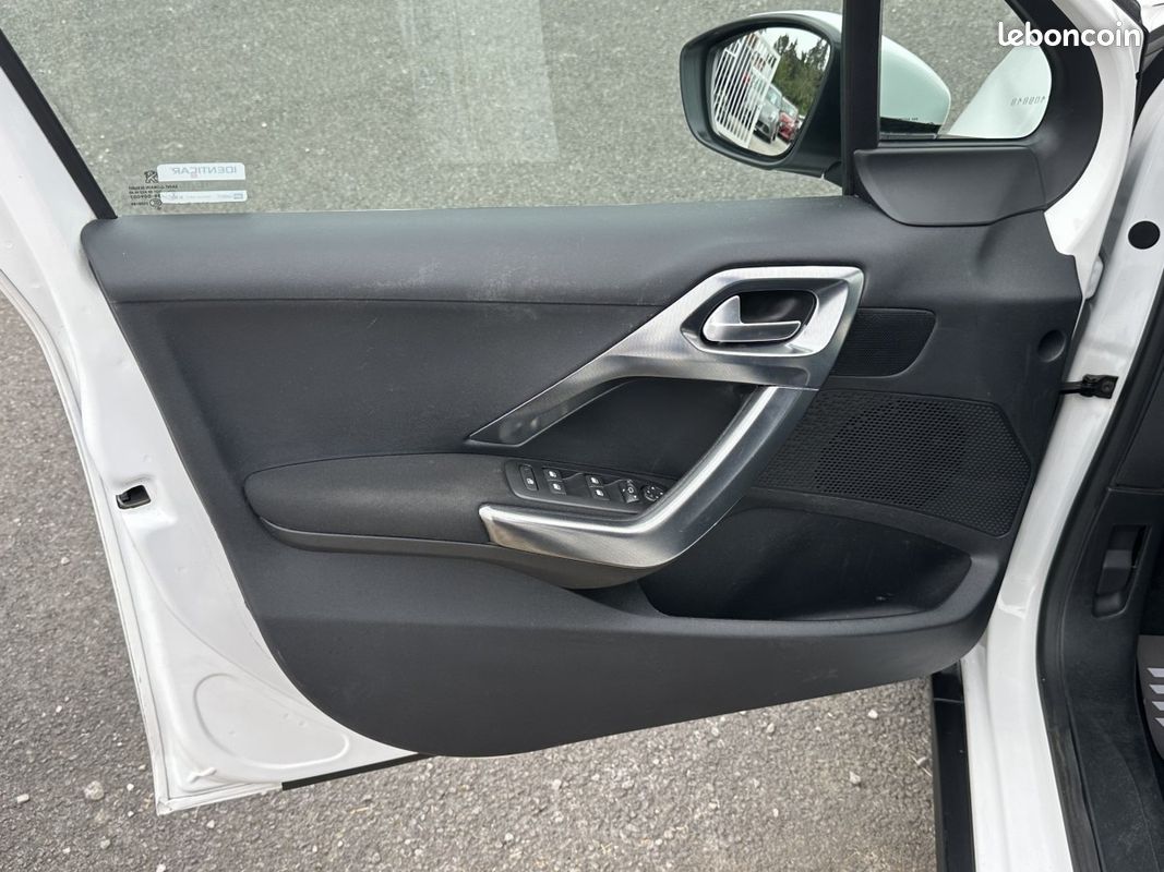 Peugeot 2008 1.6 BlueHDi 120 Allure + Options (image 5)