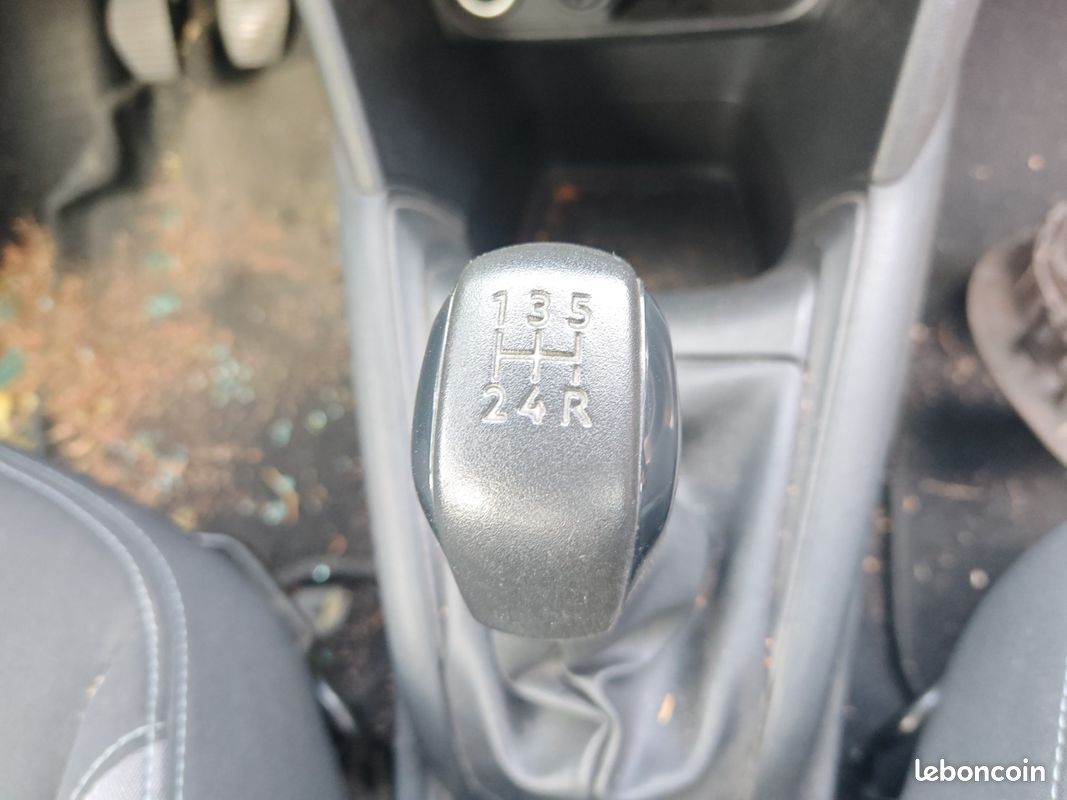 Peugeot 208 1.2 vti accidentée (image 6)